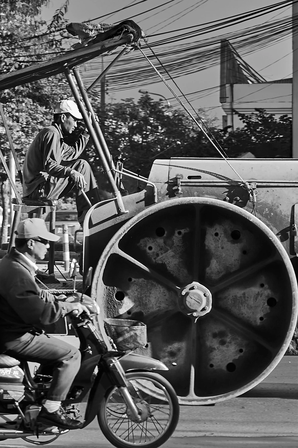 Streamroller in Vietnamese traffic